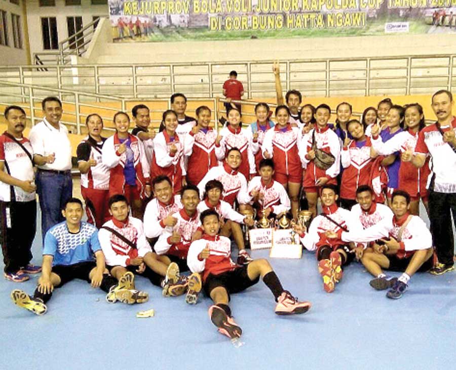 Tim-putra-putri-Banyuwangi-meluapkan-kegembiraan-usai-memastikan-juara-pada-Kejurprov-Bola-Voli-Indoor-Junior-Jatim-2016.
