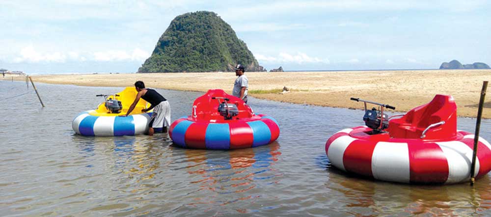 Wahana-ocean-bumper-yang-diharapkan-menjadi-alternatif-bagi-keluarga-dan-pengunjung-Pantai-Pulau-Merah,-kemarin