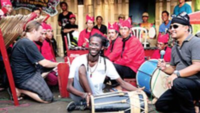 Welcome the Oseng Culture Festival, Residents Prepare Free Coffee and Rice