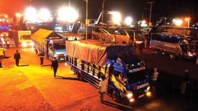 Before Eid, Trucks Starting to Queue at Ketapang Port