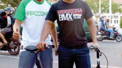 Dadang-Haries-Purnomo-(kiri)-bersama-pembalap-nasional-BMX-Toni-Syarifudin-di-depan-kantor-Pemkab-Banyuwangi-kemarin-sore