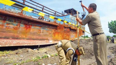 Kapal Putri Sri Tanjung I Dipasang Garis Pembatas