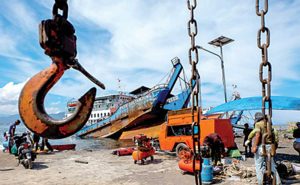 Evacuation of LCT Putri Sri Tanjung is Obstructed by Heavy Equipment