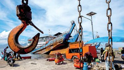 Evacuation of LCT Putri Sri Tanjung is Obstructed by Heavy Equipment