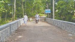 Jembatan-Slatri-yang-menjadi-pembatas-Dusun-Toyamas,-Desa-Wringinrejo,-Kecamatan-Gambiran,-dengan-Dusun-Cendono,-Desa-Kembiritan,-Kecamatan-Genteng,-sudah-bisa-dilewati-kemarin.