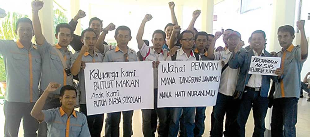Karyawan-PT.-PBS-mengusung-poster-berisi-tuntutan-gaji-di-kantor-DPRD-Banyuwangi-kemarin.