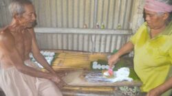 Mahwah,-55,-mencetak-adonan-tepung-beras-menjadi-precet-di-dapur-rumahnya-Dusun-Gumukrejo,-Desa-Gitik,-Kecamatan-Rogojampi,-kemarin