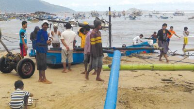Laut Selatan Mengamuk, Perahu Nelayan di Pantai Pancer Terseret Ombak