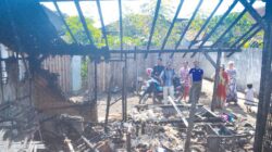 Para-tetangga-melihat-kondisi-rumah-Rakob-yang-terbakar-di-Dusun-Genitri,-Desa-Gendoh,-Kecamatan-Sempu,-Banyuwangi,-kemarin.