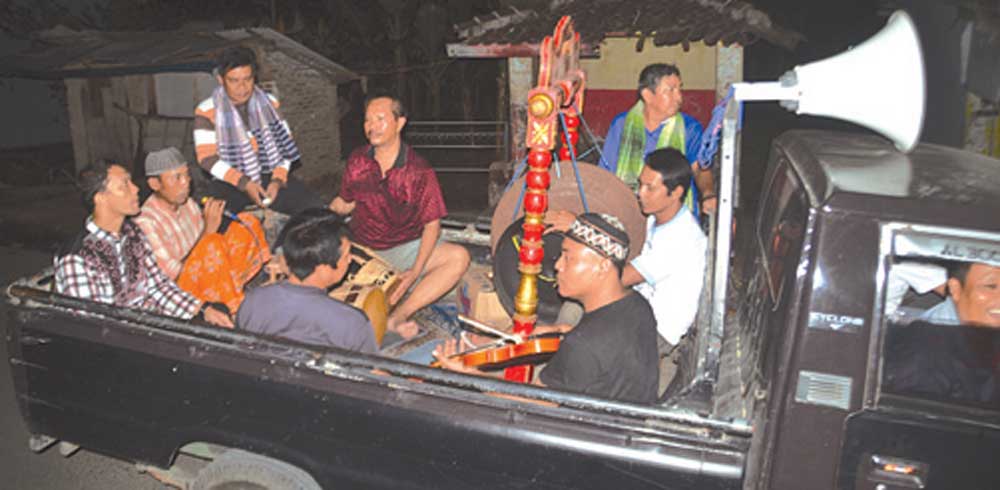 Para-wiyogo-grup-Larasati-memainkan-alat-musik-gandrung-di-atas-mobil-pikap-untuk-membangunkan-warga-sahur-di-Kecamatan-Singouruh-dini-hari