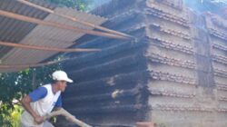 Pekerja-membakar-genting-yang-sudah-kering-dalam-tungku-di-Dusun-Krajan,-Desa-Kedunggebang,-Kecamatan-Tegaldlimo,-Banyuwangi,-kemarin