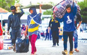 H-9 Lebaran, Ratusan Pemudik Asal Sapeken Padati Pelabuhan Tanjung Wangi
