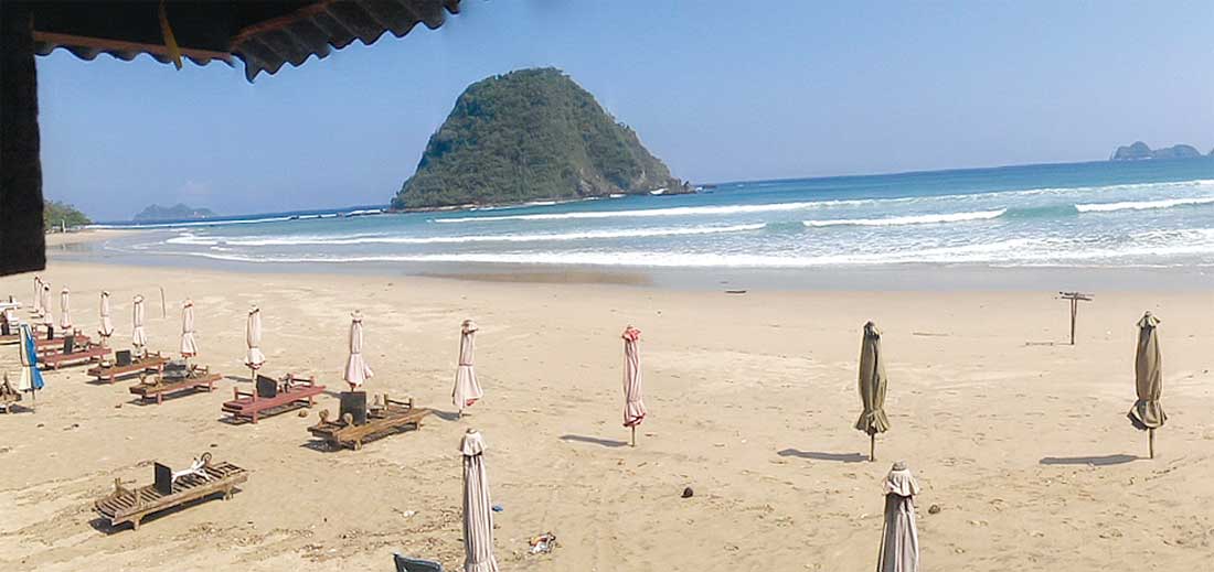 Pengelola-payung-wisata-di-Pantai-Pulau-Merah-memilih-tutup-karena-pengunjung-sepi-kemarin