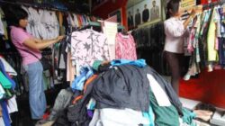 Pengunjung-mencari-pakaian-merek-merek-tertentu-yang-unik-dan-berkualitas-di-Toko-Barang-Bekas-Bos-(Babebo)