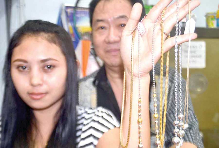 Perhiasan-kalung-paling-banyak-diburu-oleh-pembeli-di-sejumlah-toko-emas-di-Pasar-Rogojampi,-kemarin
