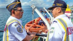 Petugas-KSOP-Tanjung-Wangi-dan-marine-inspector-melakukan-cek-kelaikan-kapal-penumpang-tujuan-Pulau-Sapeken-di-Pelabuhan-Tanjung-Wangi,-Kalipuro.