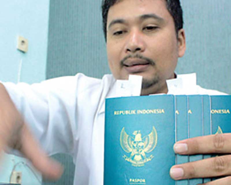 Petugas-Kemenag-menunjukkan-paspor-calon-jamaah-haji