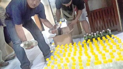 Razia, Polisi Amankan 150 Botol Miras di Rogojampi