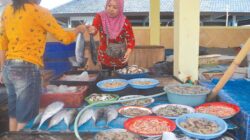 Suhairiyah,-46,-pedagang-ikan-segar-di-TPI-Kalimoro-melayani-pembeli-kemarin