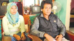 Syaifur-Rohman,-31,-(kanan)-bersama-istrinya-Riska-Aulia,-24,-di-rumahnya-di-Dusun-Krajan,-Desa-Tambong-kecamatan-Kabat,-kemarin