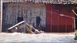 Tolakidi,-43,-warga-Dusun-Tratas,-Desa-Kedungringin,-di-rumahnya-yang-ambruk-diterjang-banjir-kemarin