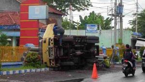Electric Pole Transport Truck Overturned in Muncar