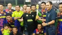 Wakapolres-M.-Yusuf-Usman-(pegang-piala)-foto-bersama-tim-Dinas-PU-yang-memenangkan-Futsal-Championship-Series-Kapolres-Cup-II-2016