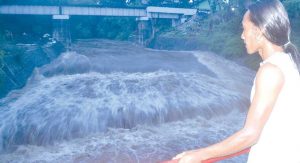 Diterjang Banjir,  Fondasi DAS di Lemahbang Dewo Kembali Ambrol
