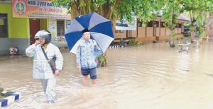Diterjang Banjir, SDN 2 Wringinputih Terpaksa Diliburkan