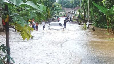 Hujan Semalaman, Banyuwangi Dikepung Banjir
