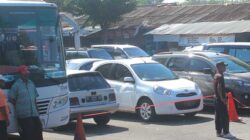 Kendaraan-pribadi-milik-warga-yang-berbelanja-di-pasar-memadati-Terminal-Bus-Jajag,-Kecamatan-Gambiran,-Banyuwangi,-kemarin.