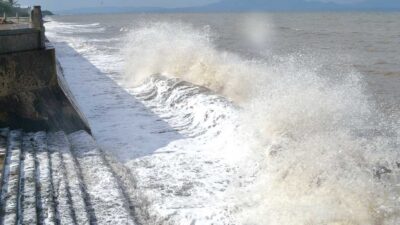 Extreme Weather, Blimbingsari Beach Visitors Decline