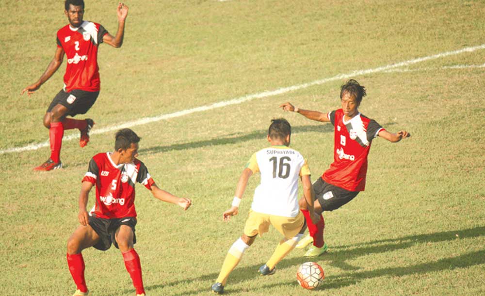 Pemain-Persewangi-berusaha-membendung-pergerakan-pemain-Persekam-Metro-FC,-Supriyadi,-di-Stadion-Diponegoro-21-Mei-lalu.