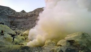Gas Belerang Meningkat, Pengunjung Kawah Gunung Ijen Tetap Ramai
