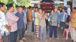 Peti-jenazah-Winoto-Dwi-Cahyono,-36,-diangkat-untuk-diberangkatkan-menuju-pemakaman-umum,-kemarin