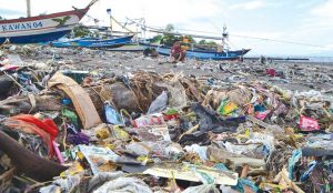 Miris! Pantai Satelit Muncar Dipenuhi Sampah