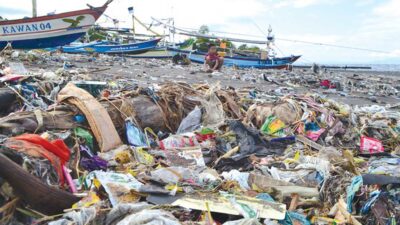 Miris! Pantai Satelit Muncar Dipenuhi Sampah