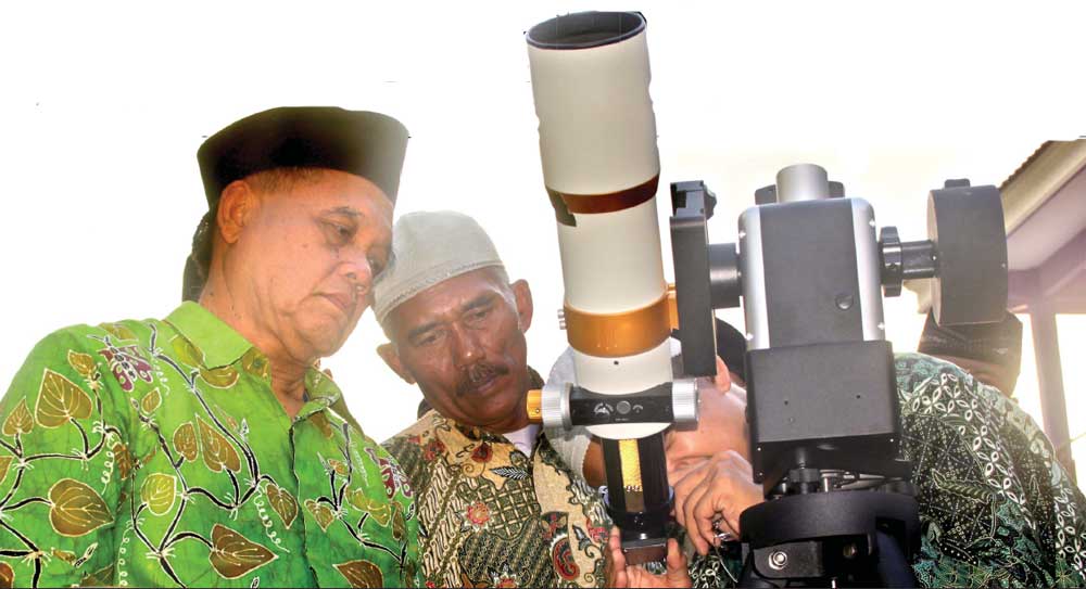 Hendro-Setyanto-menjajal-teleskop-disaksikan-Ketua-PCNU-Banyuwnagi,-KH.-Masykur-Aly,-kemarin.