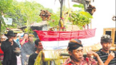 Masyarakat Oseng Dusun Andong Kirab Tumpeng Songo