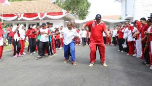Celebrate the 71st Indonesian Independence Day, Banyuwangi civil servants take part in stilts to clog races