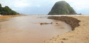 Pantai Pulau Merah Tergerus Banjir