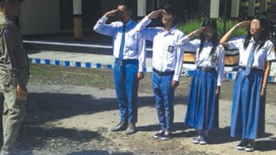 Skipping school, 4 Pelajar di Muncar Dihukum Menyanyi