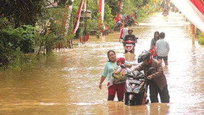 Rain, Two Hamlets in Muncar Are Submerged by Flood