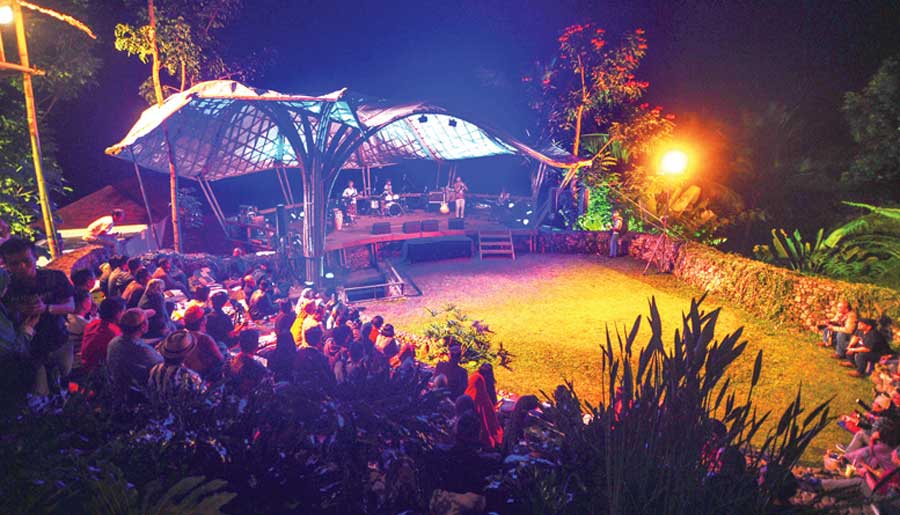 Penonton-menikmati-hiburan-jazz-di-panggung-terbuka-Jiwa-Jawa-Resort-Ijen,-Desa-Tamansari,-Kecamatan-Licin,-Sabtu-malam-kemarin