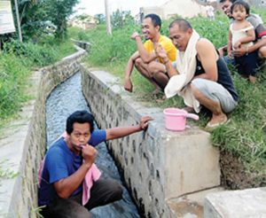 Krisi Air Bersih, Warga Mandi di Saluran Irigasi