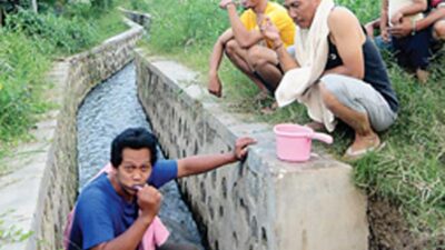 Clean Water Crisis, Residents Bathing in Irrigation Channels