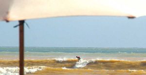Ombak Penuh Lumpur, Turis Gagal Surfing di Pulau Merah