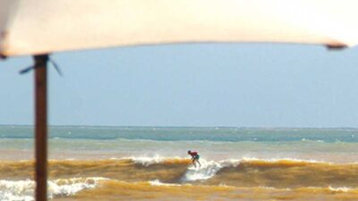 Ombak Penuh Lumpur, Turis Gagal Surfing di Pulau Merah