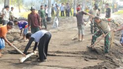 Warga-bersama-personel-Marinir-membersihkan-jalan-menuju-tempat-perahu-bersandar-di-Kampung-Baru,-Dusun-Ringinsari,-Desa-Kecamatan-Pesanggaran,-Banyuwangi,-kemarin