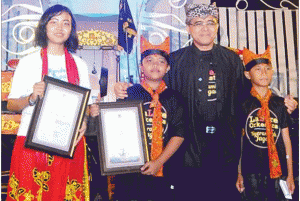 Regent Anas Gives Special Award to Lalare Orchestra 2015